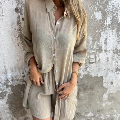 💖Nonchalante damesoutfit bestaande uit een blouse met lange mouwen en een korte broek✨