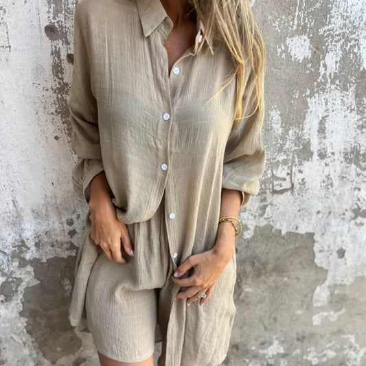 💖Nonchalante damesoutfit bestaande uit een blouse met lange mouwen en een korte broek✨