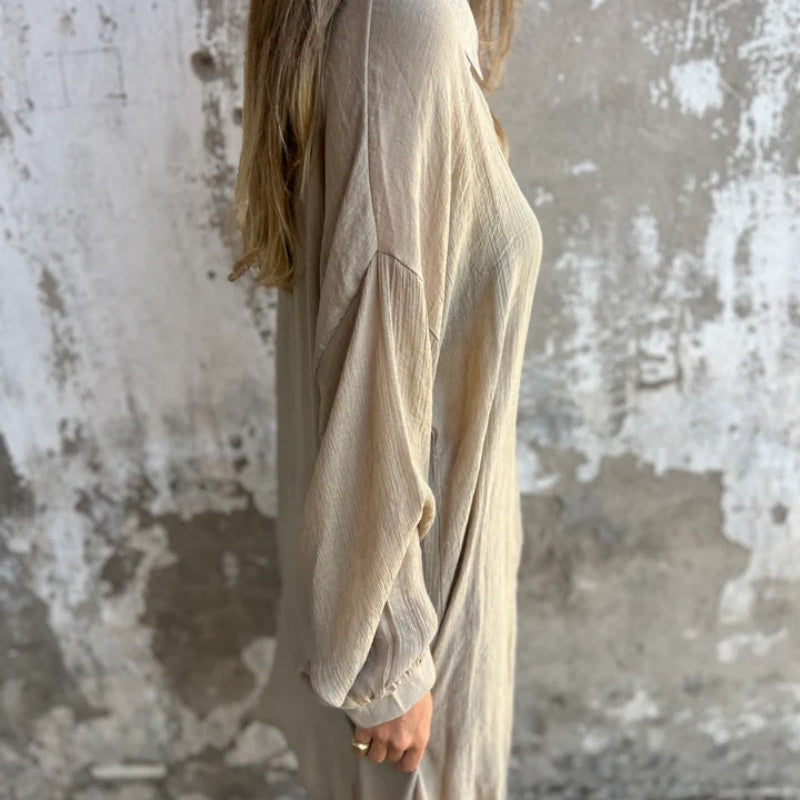 💖Nonchalante damesoutfit bestaande uit een blouse met lange mouwen en een korte broek✨