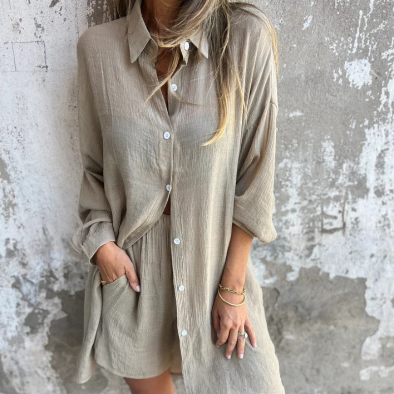 💖Nonchalante damesoutfit bestaande uit een blouse met lange mouwen en een korte broek✨
