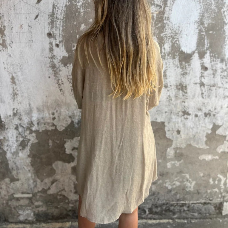💖Nonchalante damesoutfit bestaande uit een blouse met lange mouwen en een korte broek✨