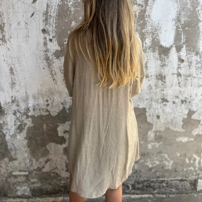 💖Nonchalante damesoutfit bestaande uit een blouse met lange mouwen en een korte broek✨