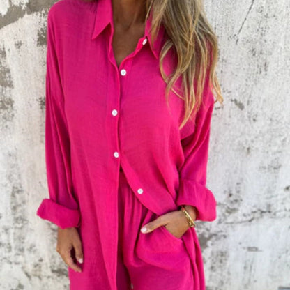 💖Nonchalante damesoutfit bestaande uit een blouse met lange mouwen en een korte broek✨