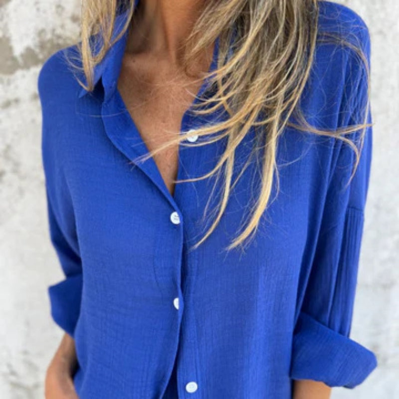 💖Nonchalante damesoutfit bestaande uit een blouse met lange mouwen en een korte broek✨