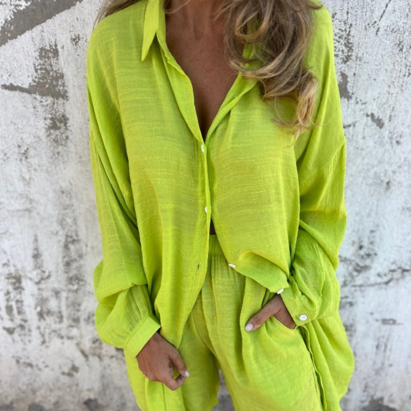 💖Nonchalante damesoutfit bestaande uit een blouse met lange mouwen en een korte broek✨