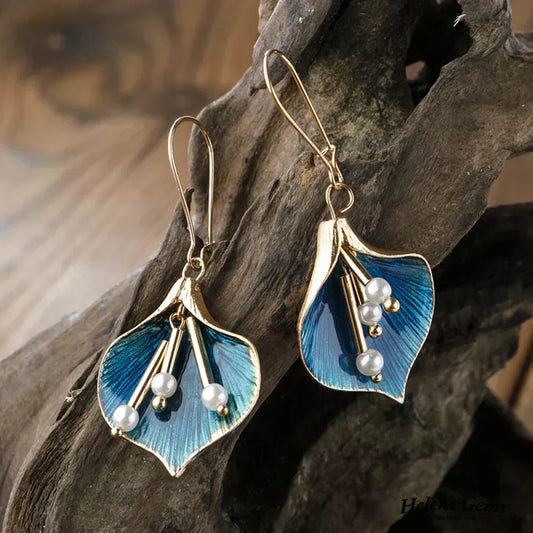 Hangende oorbellen in goud en blauw met parels